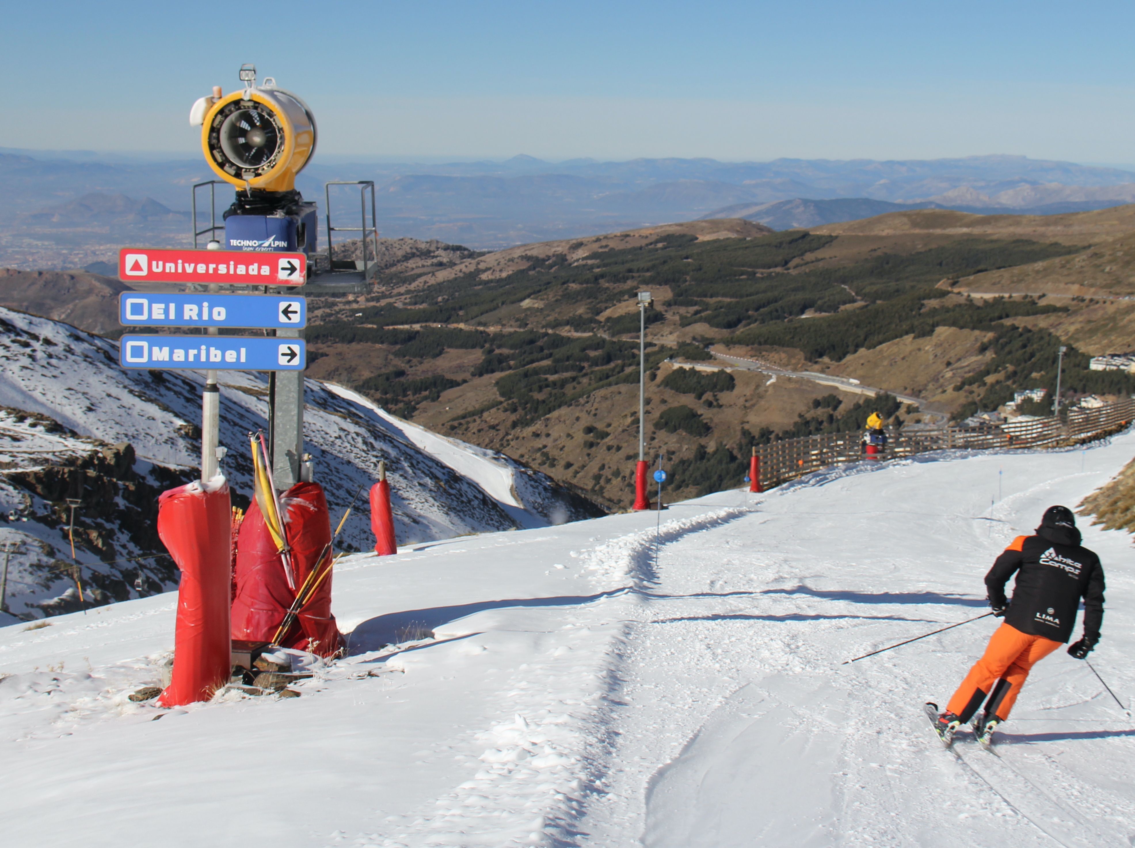 Un esquiador baja por una ladera. FOTO: Sierra Nevada Oficial