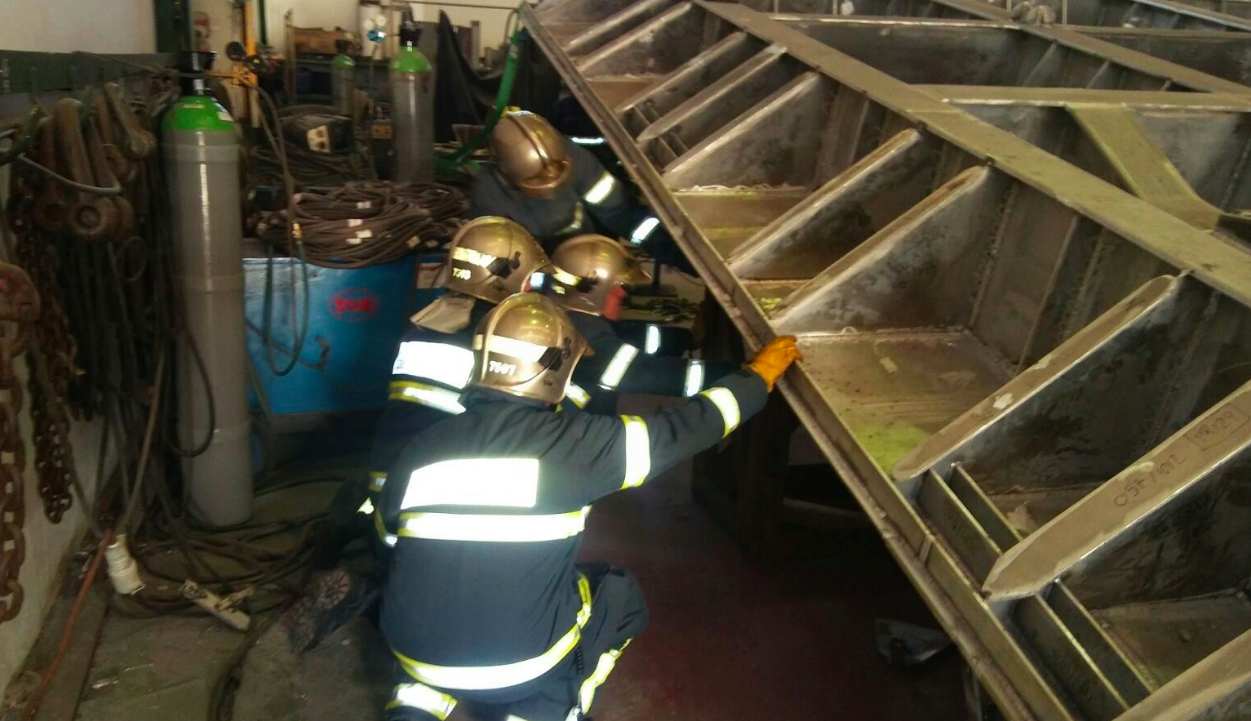 Los bomberos, durante las tareas de rescate de los dos cuerpos. FOTO: CPBC.