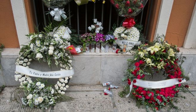 Las coronas de flores en Nuño de Cañas. FOTO: MANU GARCÍA