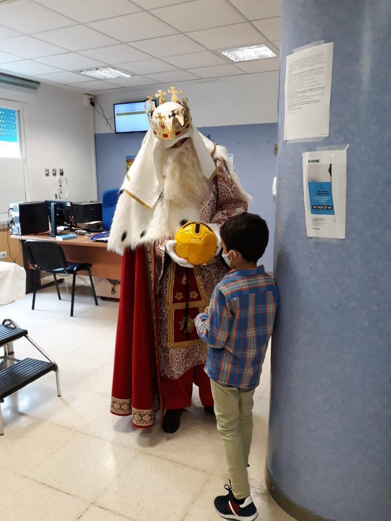 Gaspar regala un balón a uno de los niños. FOTO: SAS