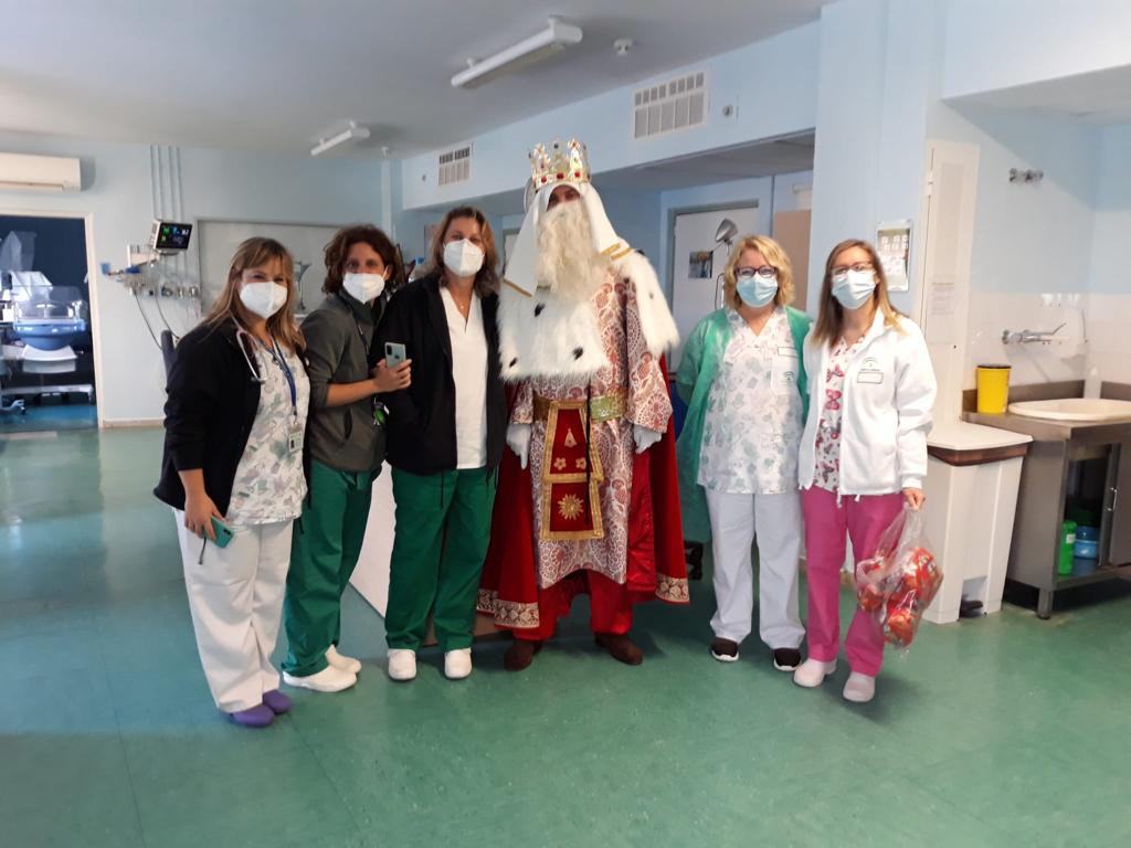 Los sanitarios, con el Rey Gaspar, en Pediatría del Hospital. FOTO: SAS