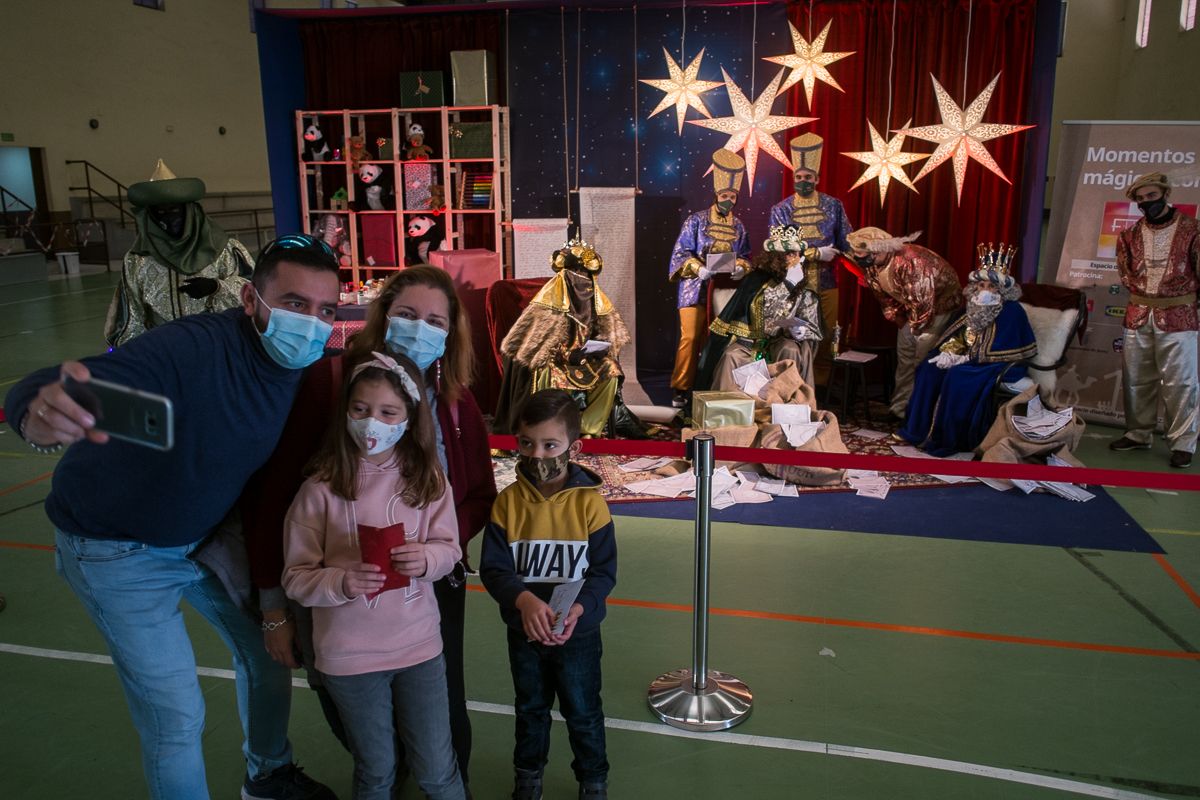 Una familia se hace un 'selfie' con los Reyes Magos en Jerez.