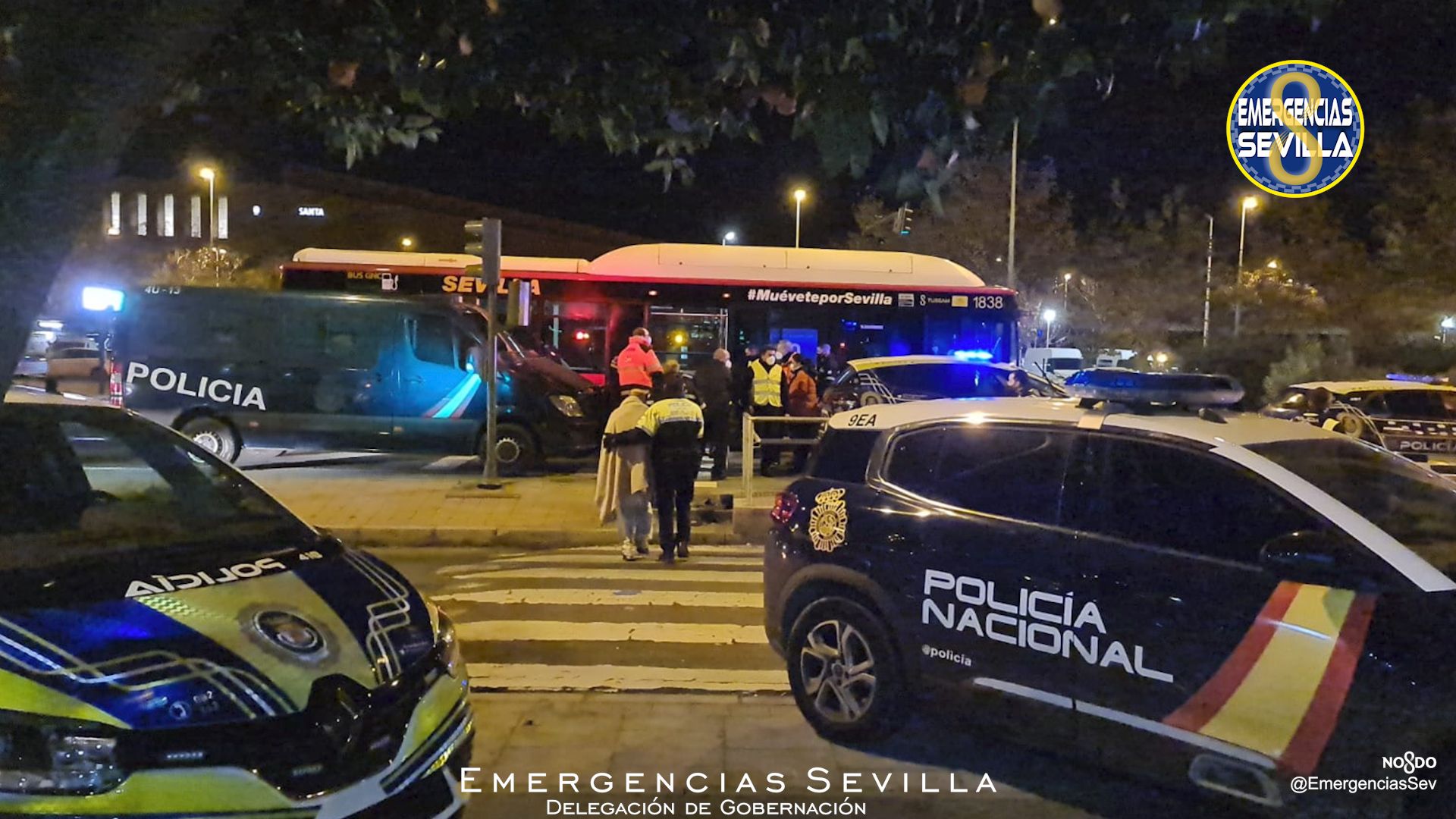 Algunos de los ancianos fueron trasladados en autobuses de Tussam. FOTO: Emergencias Sevilla