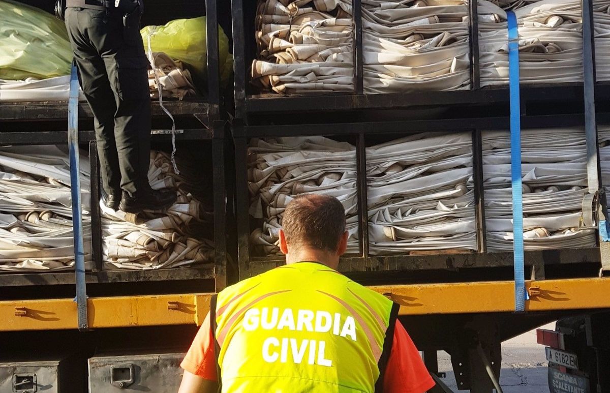 La Guardia Civil descubre a un hombre deshidratado que viajaba oculto bajo un camión en Almería.