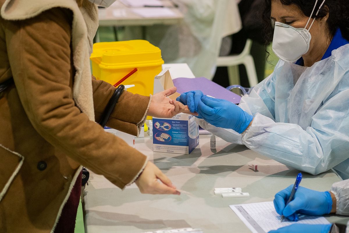 Sanitarios realizando pruebas PCR para detectar covid, cuya variante ómicron ya está en Andalucía.