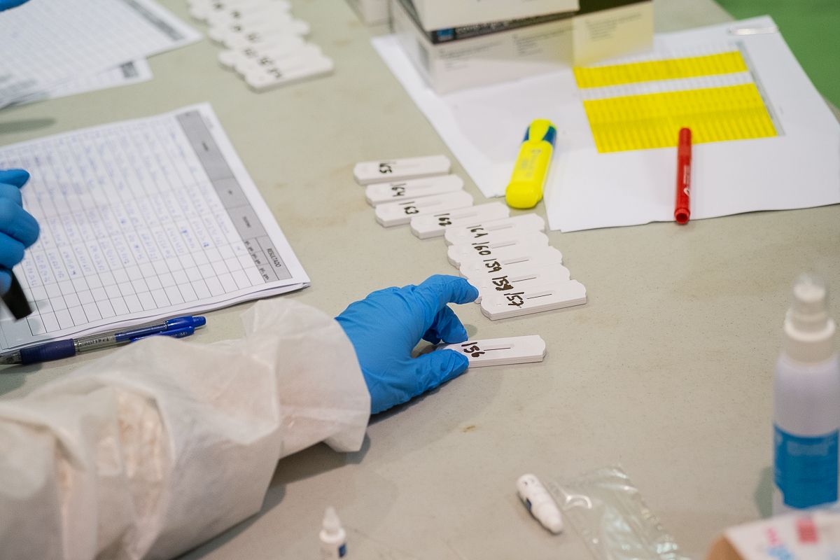 Una sanitaria prepara una PCR.