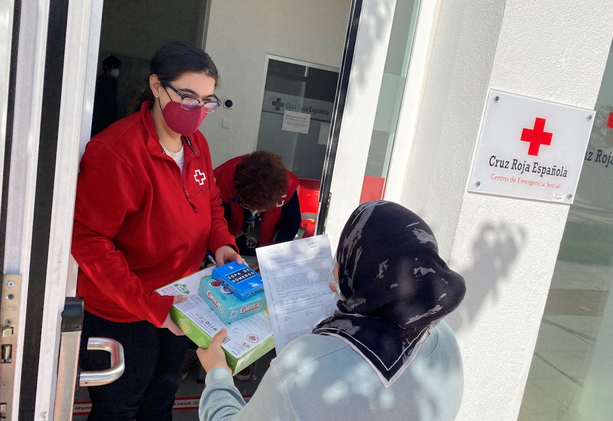 Una familia recoge juguetes repartidos por Cruz Roja en Cádiz. Una familia recoge juguetes repartidos por Cruz Roja en Cádiz.