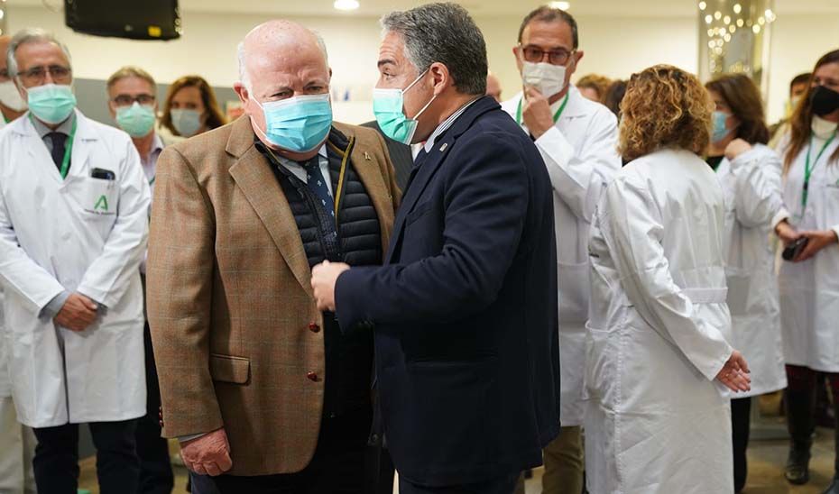 Aguirre y Bendodo, en el Hospital Virgen de la Victoria de Málaga, que ha estrenado unidad de Medicina Intensiva y circuito respiratorio.