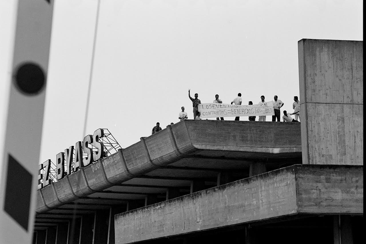 Eventuales, en los techos de González Byass, durante la huelga, imagen que es portada del libro de Manuel Fernández. FOTO: Cedida