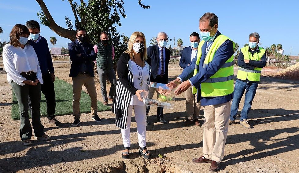 La alcaldesa, Mamen Sánchez, durante la colocación de la primera piedra de la zona multideportiva de Chapín.