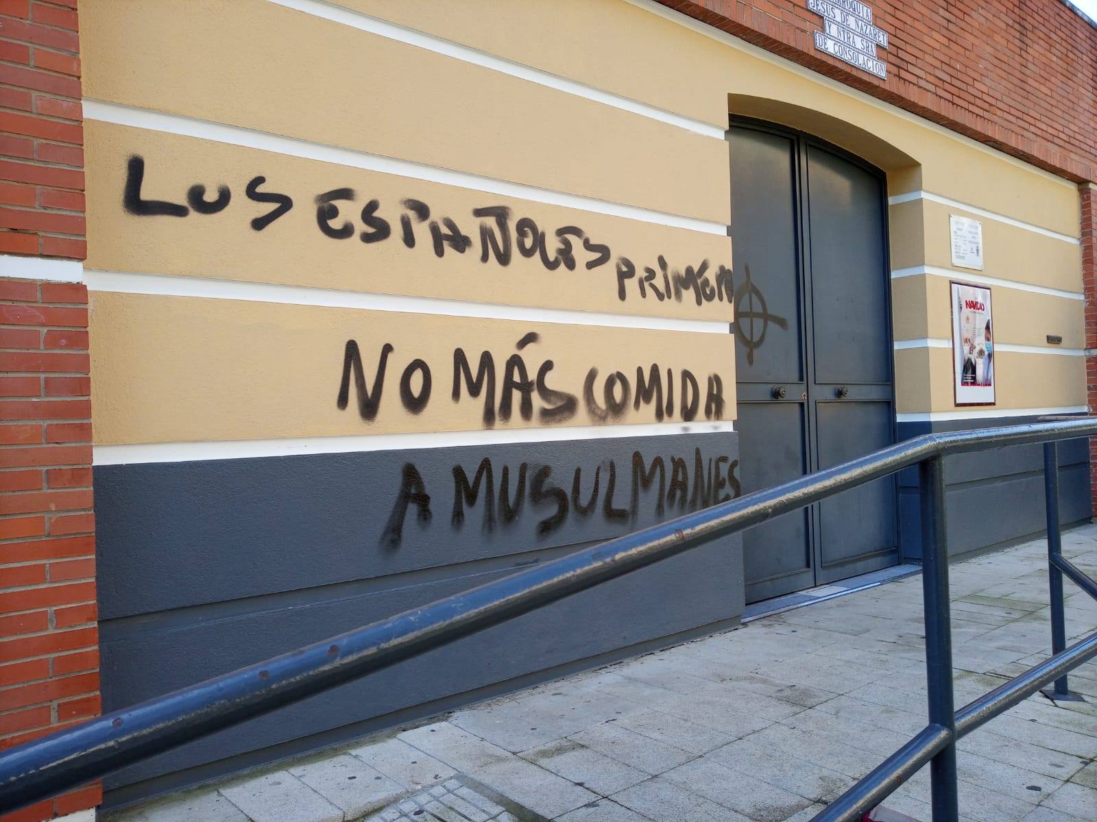 Pintada xenófoba en la parroquia Los Mares de Sevilla.