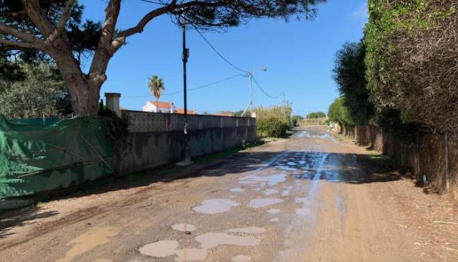 Una calle de Aguadulce, en Rota, donde reclaman la reanudación del suministro eléctrico de las 200 viviendas de Rota que llevan meses sin luz.