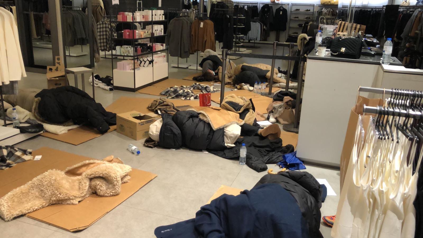 Trabajadores de Zara, durmiendo entre cartones en una tienda de Madrid. 