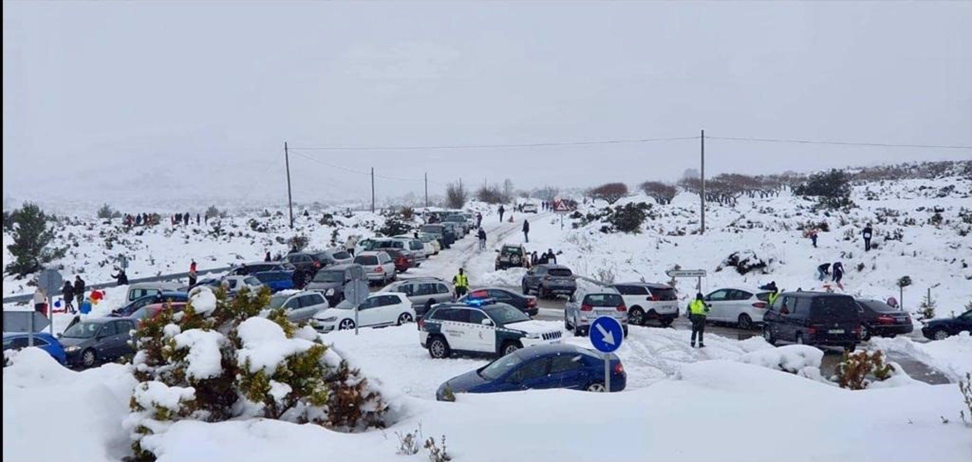 Coches atrapados al ir a ver al nieve en Valencia. Autor: Guardia Civil