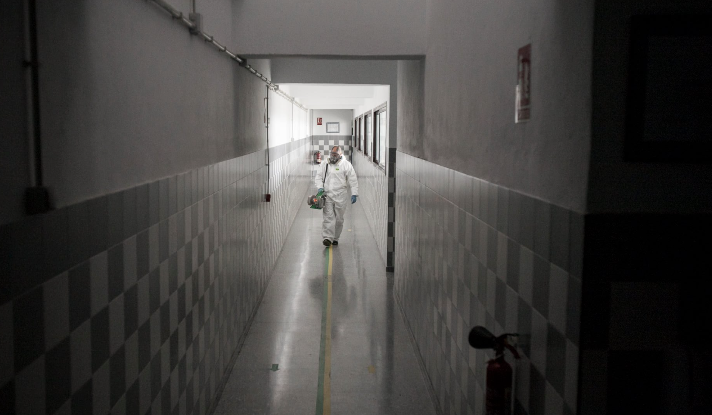 Desinfección en un centro educativo andaluz en los peores momentos de la pandemia, en una imagen de archivo.
