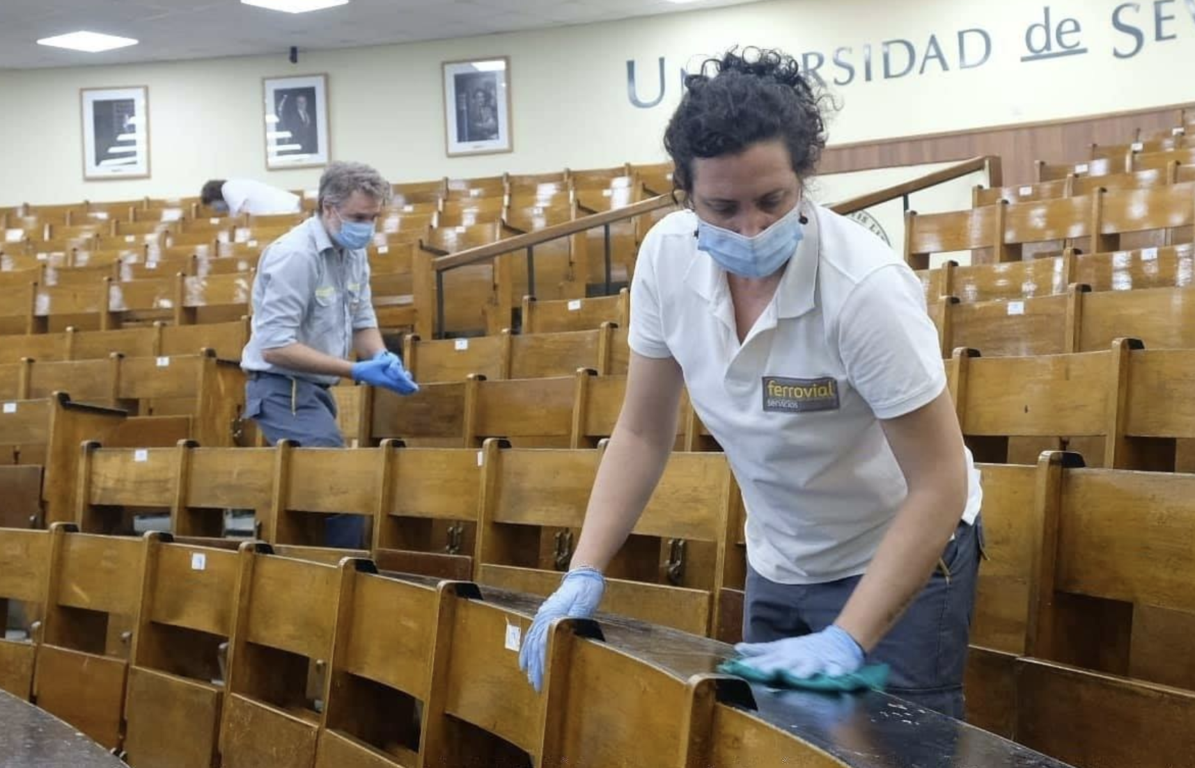 Desinfección en un aula de la Universidad de Sevilla, en una imagen de archivo.