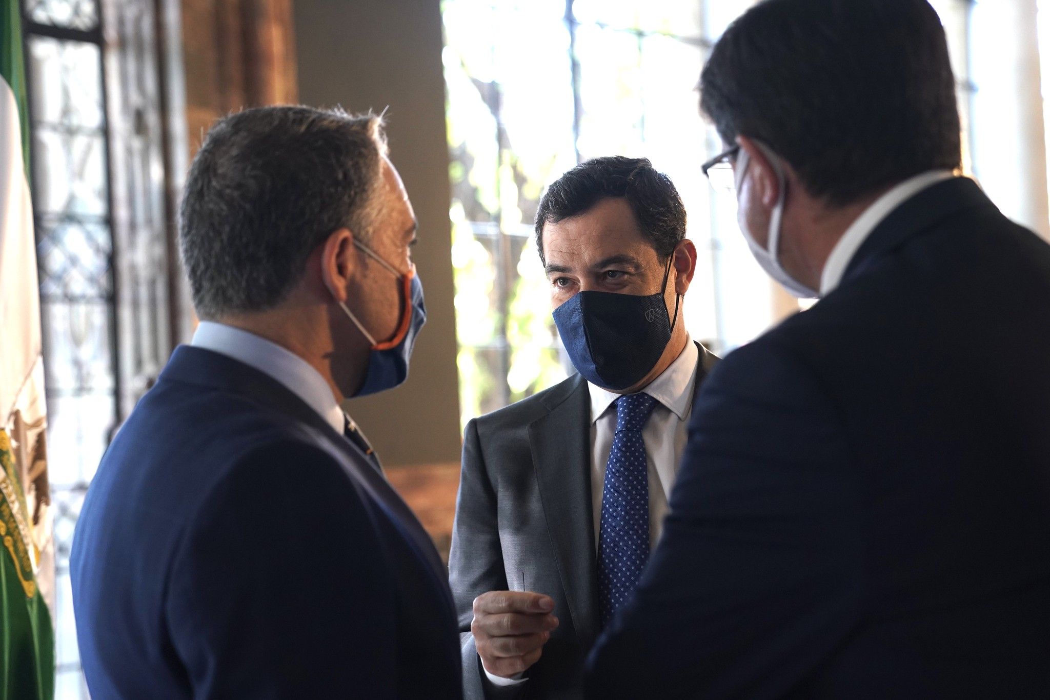 Moreno Bonilla, presidente de la Junta, conversa con Elías Bendodo y Juan Marín, en una imagen reciente. FOTO: Junta