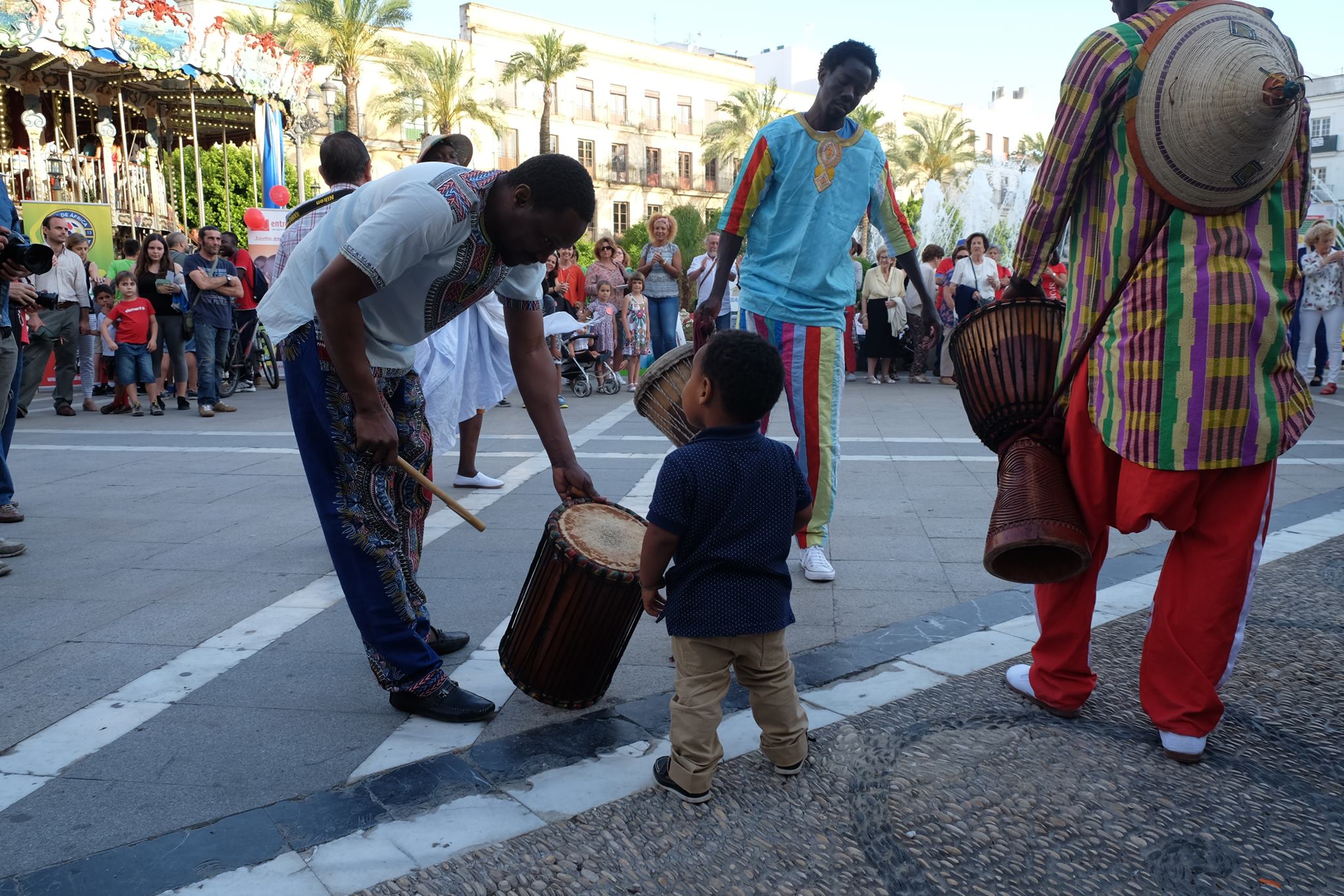 Una pasada fiesta por el Día Mundial de África en la plaza del Arenal. FOTO: PLATAFORMA JEREZ-ÁFRICA.