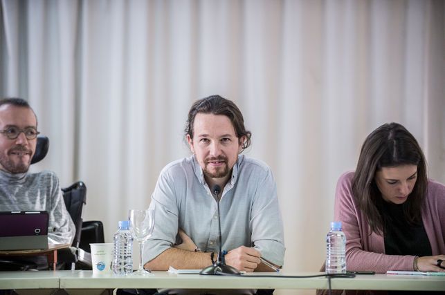 Pablo Iglesias, escoltado por Irene Montero y Pablo Echenique, antes del Consejo Ciudadano de Podemos. FOTO: DANI GAGO.