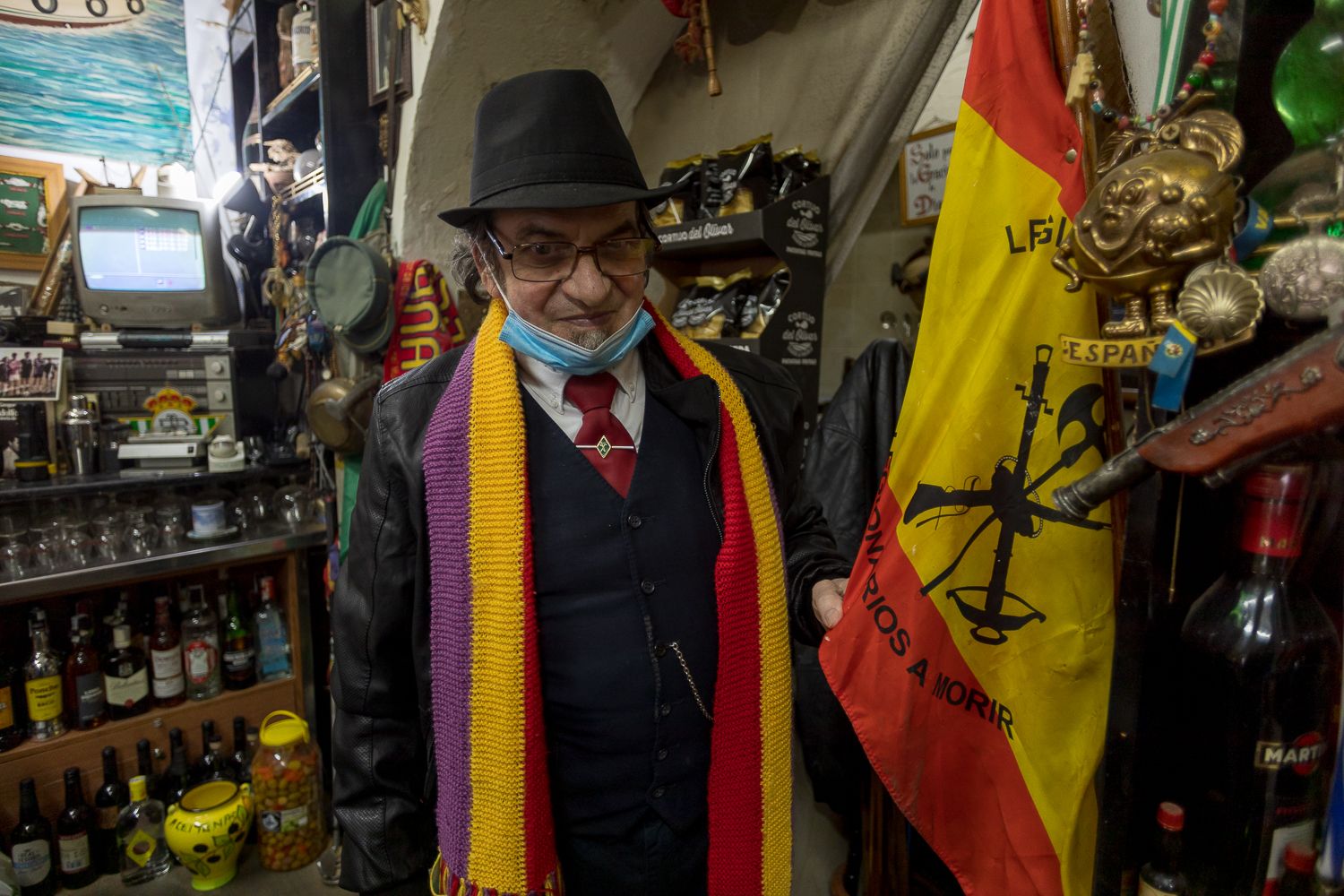 Pepe, con bufanda republicana, en el interior de su barra. Autor: Juan Carlos Toro.