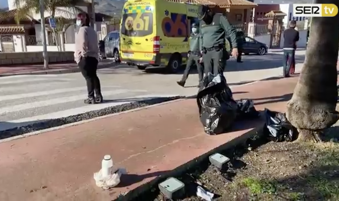 La Guardia Civil y Emergencias, en el escenario del ataque, con el bote de ácido en el suelo. Imagen: SER TV