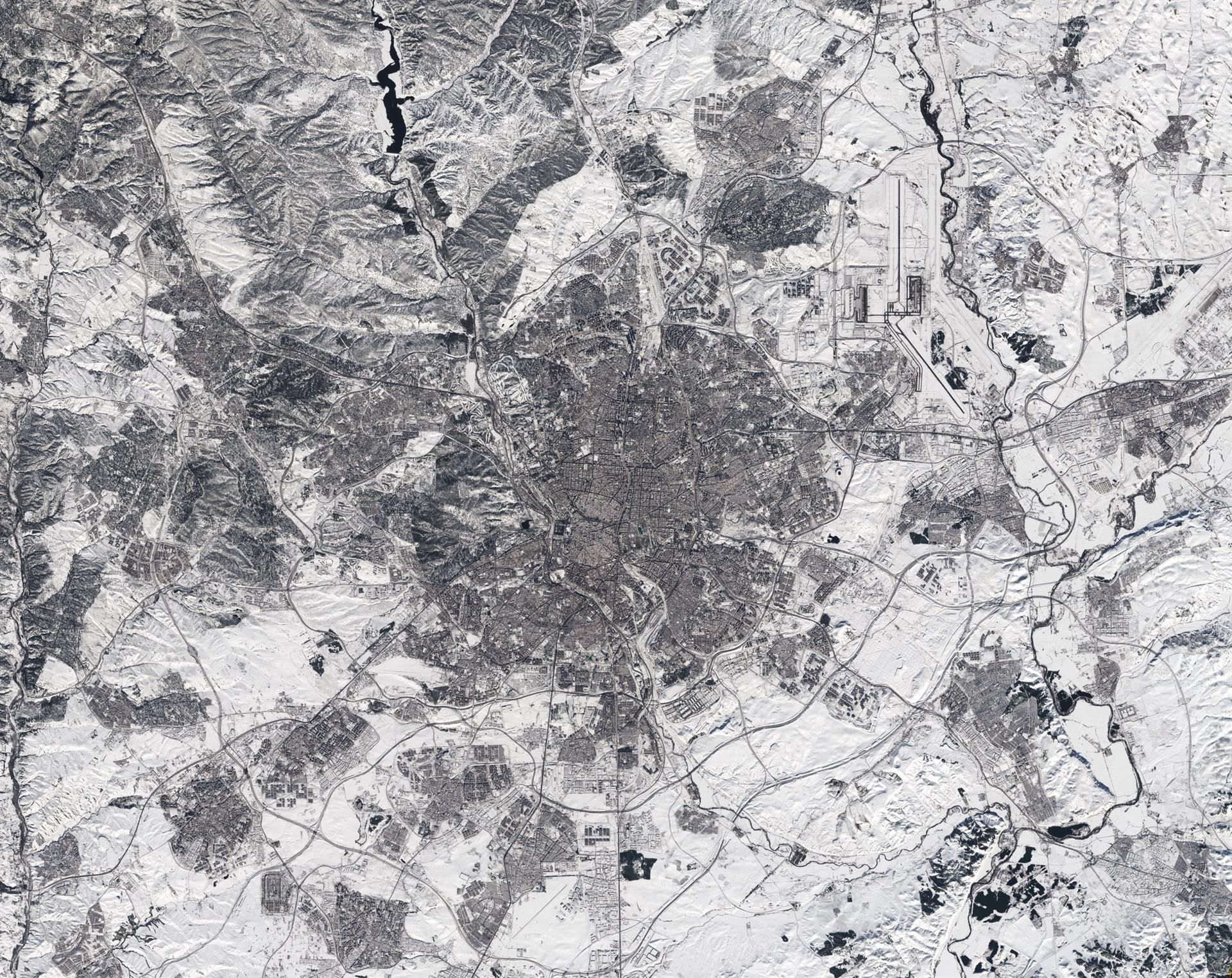 Captada por la misión Copernicus Sentinel-2 el 11 de enero, esta imagen de Madrid parece haber sido tomada en blanco y negro, pero es una imagen en color real debido a la nevada más intensa en 50 años que ha cubierto la región, volviendo el paisaje blanco