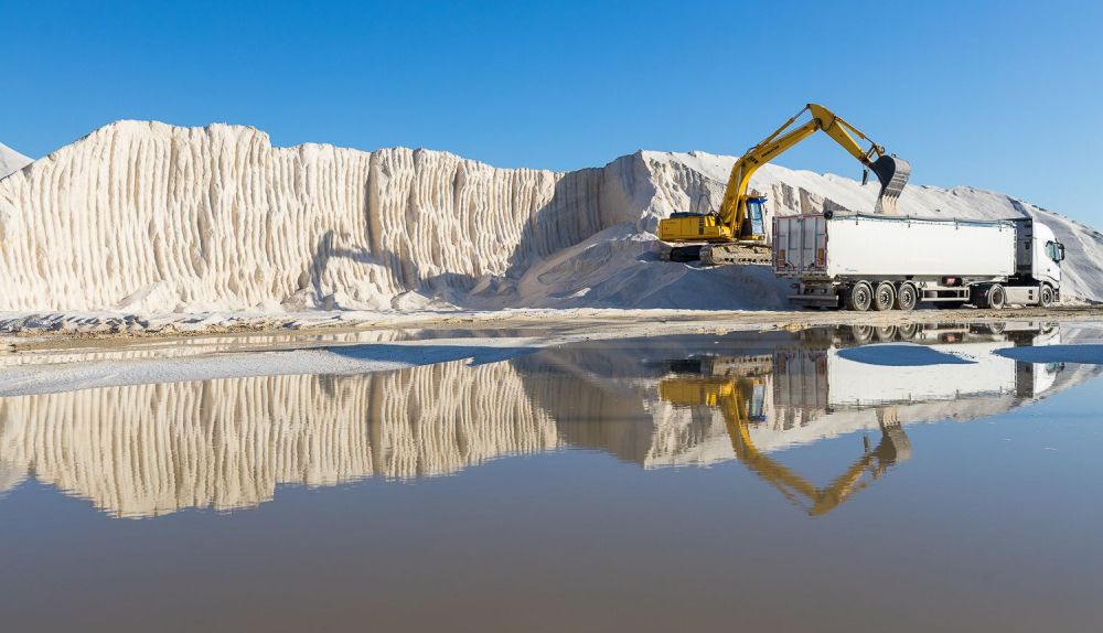 Un camión cargando 26 toneladas de sal para descongelar la nieve caída en España.