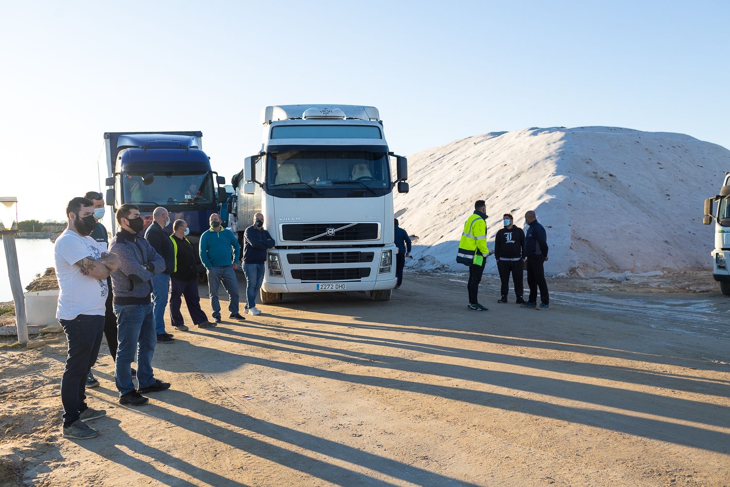 Las salinas de Cádiz, colapsadas de camiones para recoger la sal que descongela la nieve de las carreteras. Autor: Juan Carlos Toro