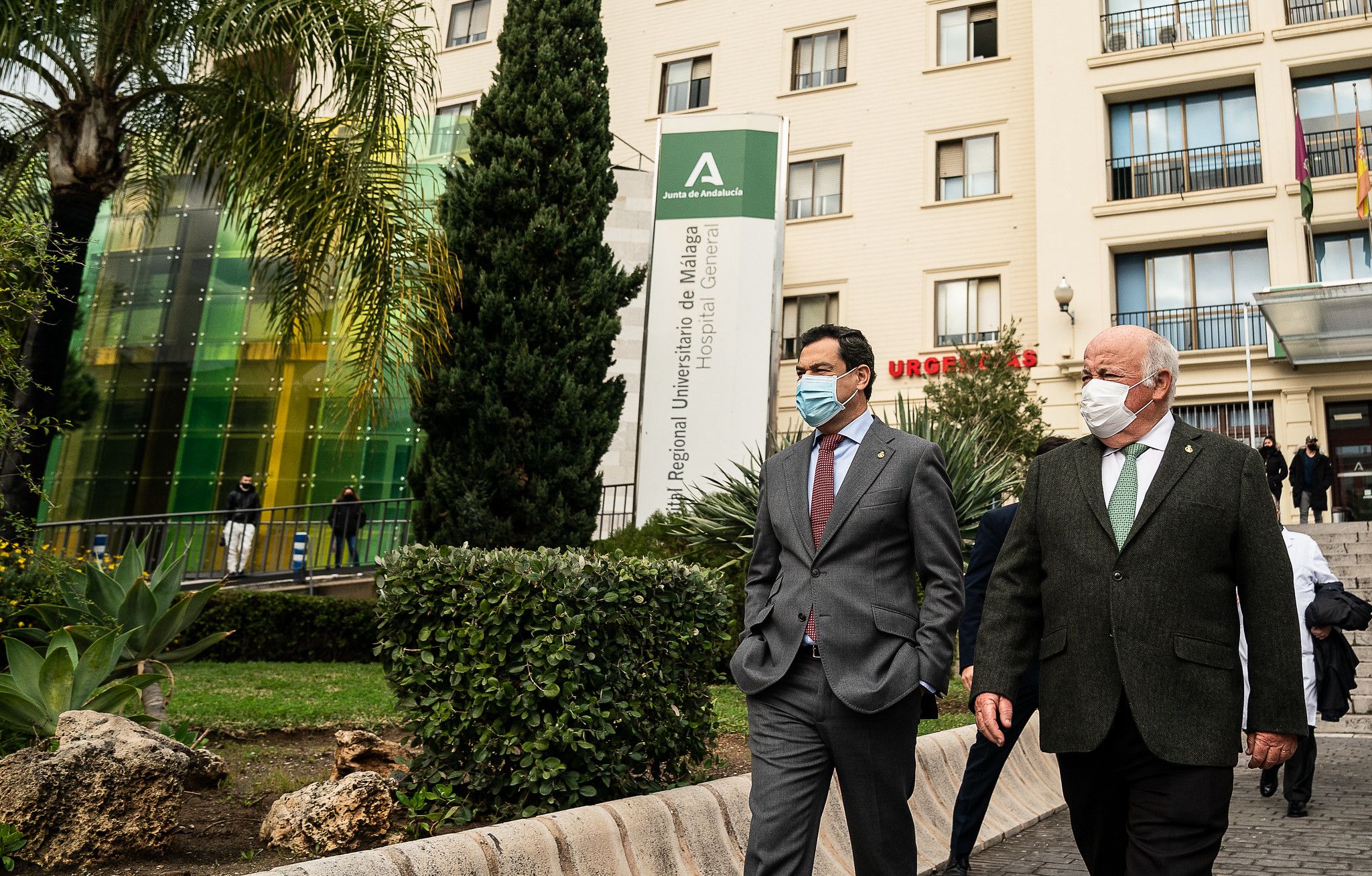 El presidente andaluz, Moreno Bonilla, con el consejero de Salud, Jesús Aguirre. FOTO: Junta