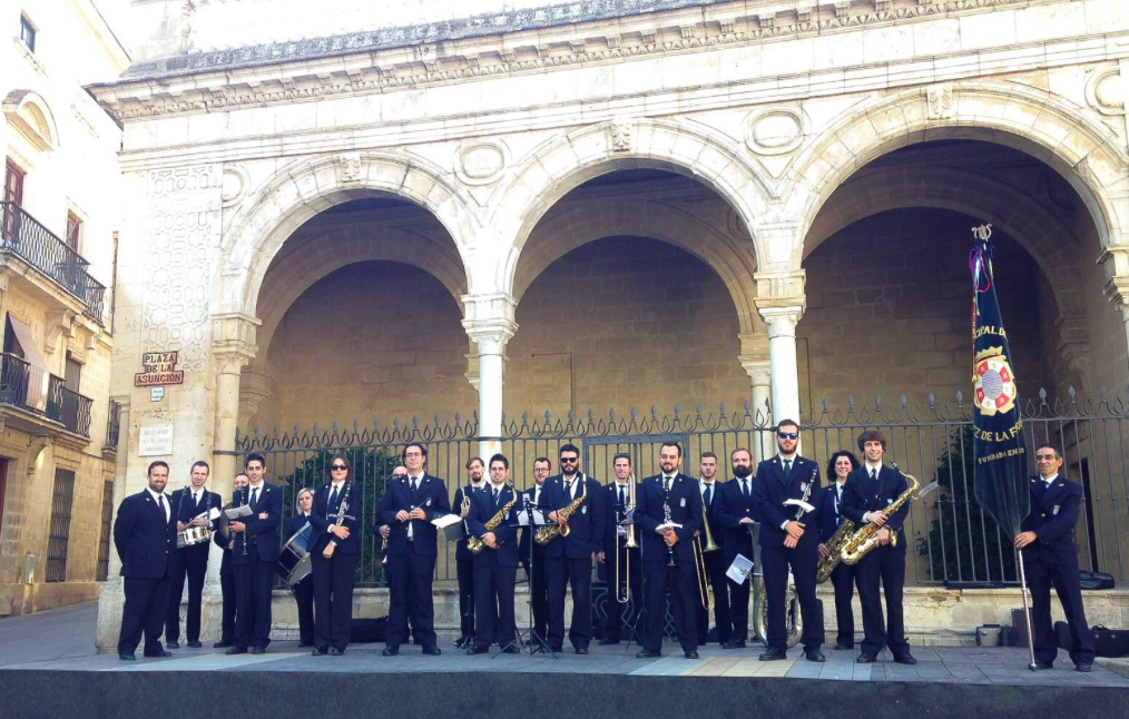 La Banda Municipal momentos antes de un concierto en la plaza de la Asunción.