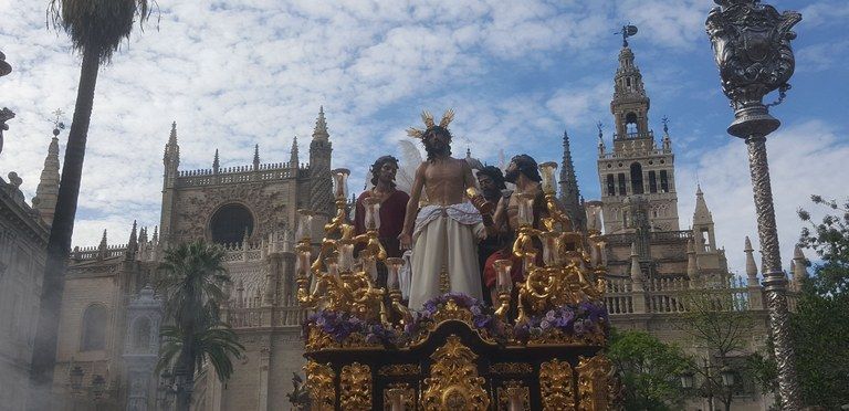 Una procesión durante una pasada Semana Santa en Sevilla.