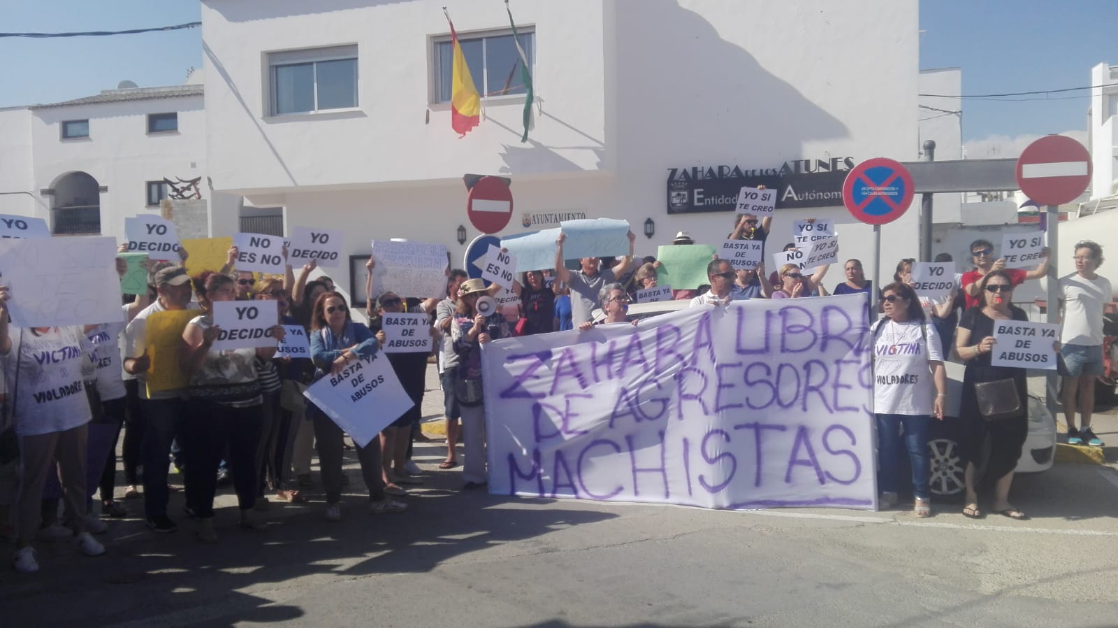 Concentración en Zahara de los Atunes contra los presuntos agresores de una violación en grupo. FOTO: LAVOZDELSUR.ES.