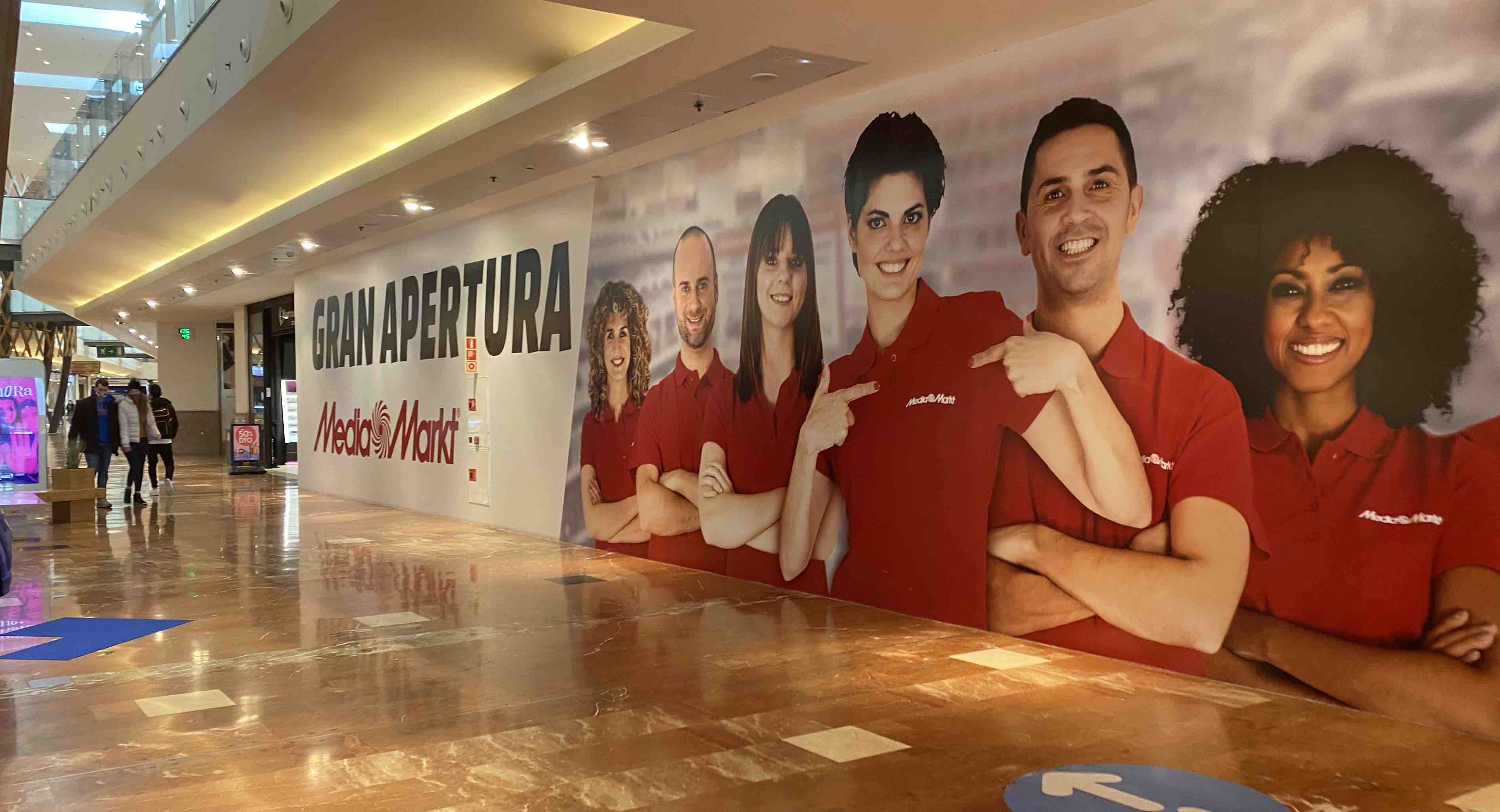 Anuncios de la próxima apertura de MediaMarkt en el centro comercial Área Sur. Autor: lavozdelsur.es