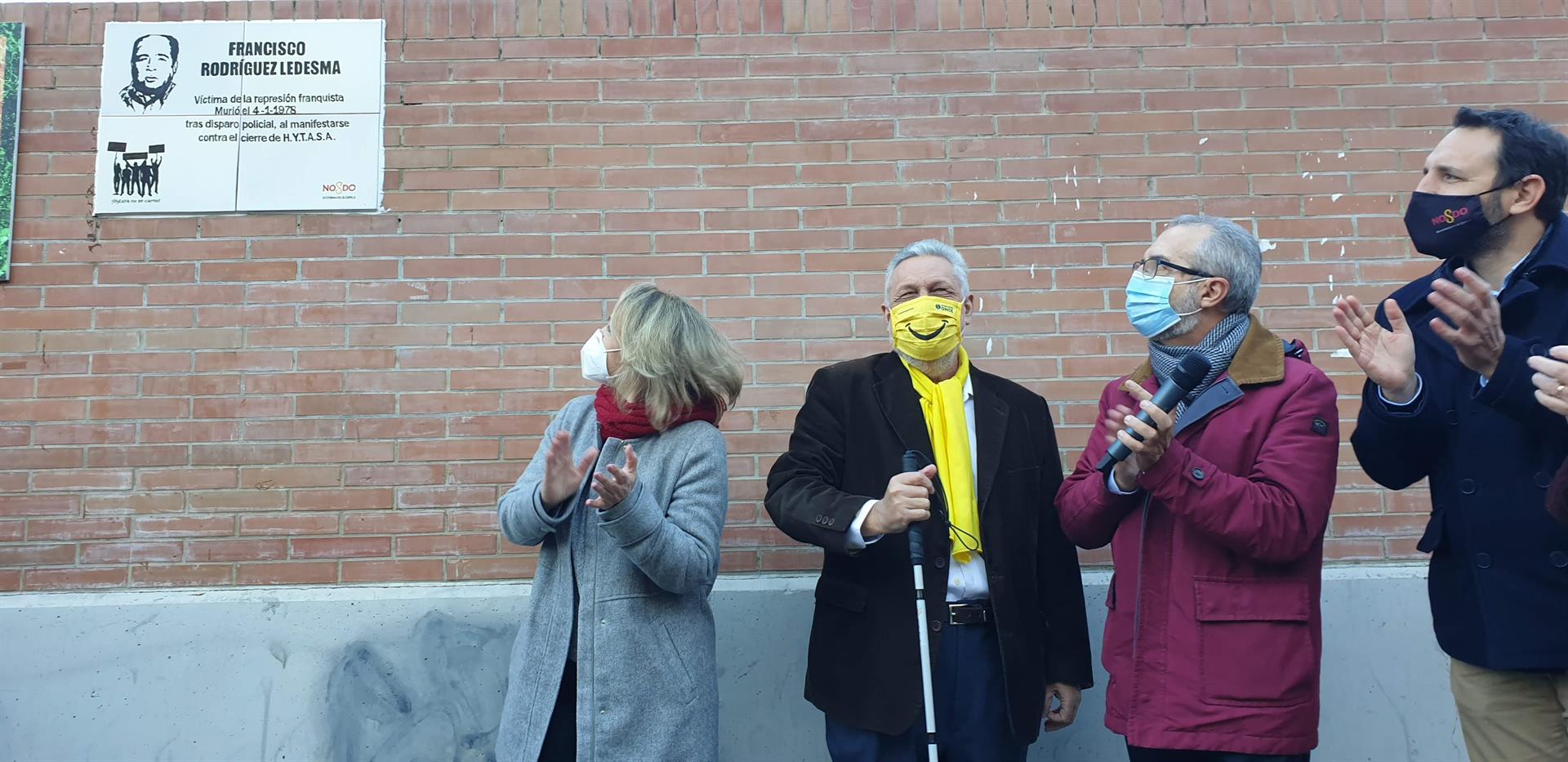 Placa dedicada al albañil sevillano Francisco Rodríguez Ledesma, tiroteado en 1977.