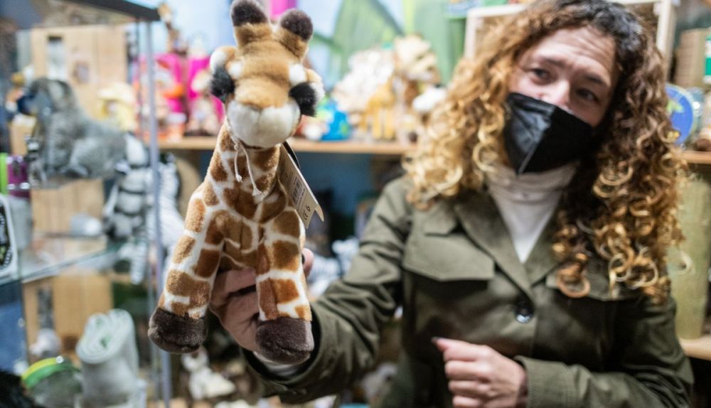 Tina sujeta un peluche de una jirafa de la colección de Plan Internacional.