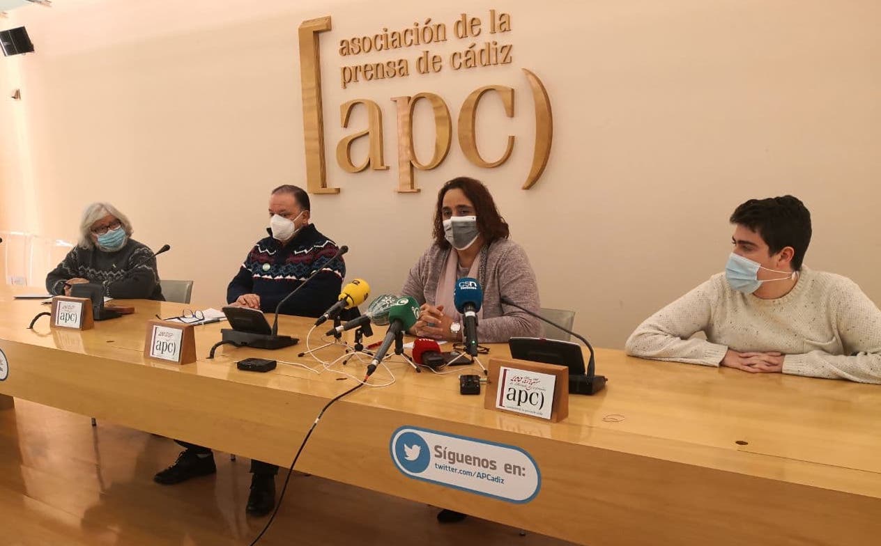 Juan Antonio Ruiz (Primavera Andaluza), Manuel Ruiz (Izquierda Andalucista), Ángela Aguilera (Anticapitalistas) y Mario Caballero (Defender Andalucía) presentan 'Andalucía no se rinde' en Cádiz.