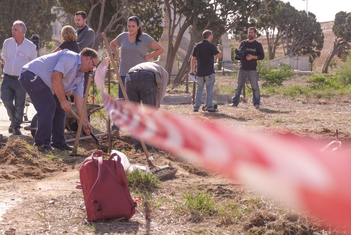 Trabajos para las exhumaciones solicitadas por la Asociación Bebés Robados en el cementerio de San José en Cádiz, en una imagen de archivo.