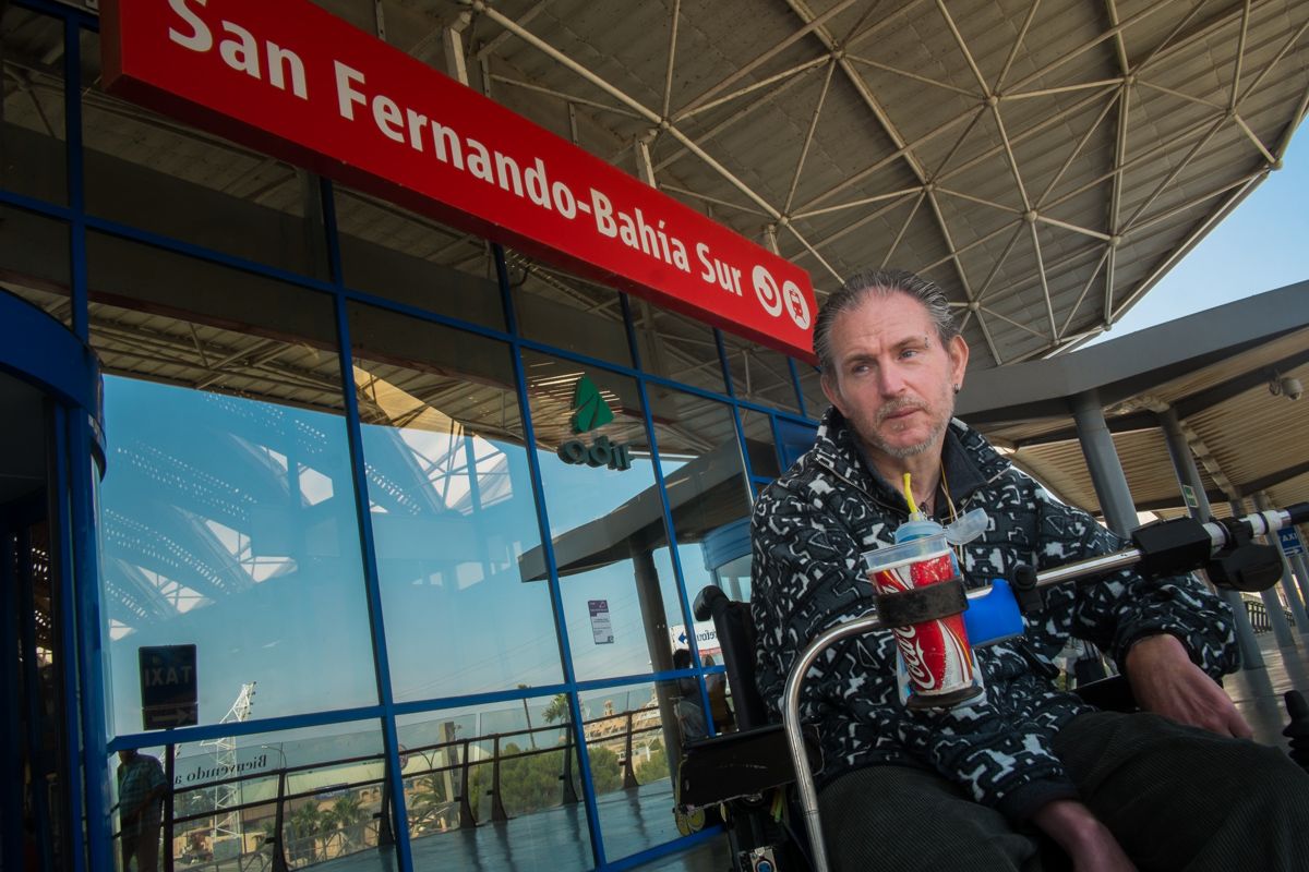 Miguelón, ante el acceso a la estación de Bahía Sur, en San Fernando. FOTO: MANU GARCÍA.