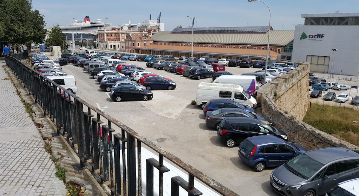 Aparcamientos que Adif libera junto a la estación.