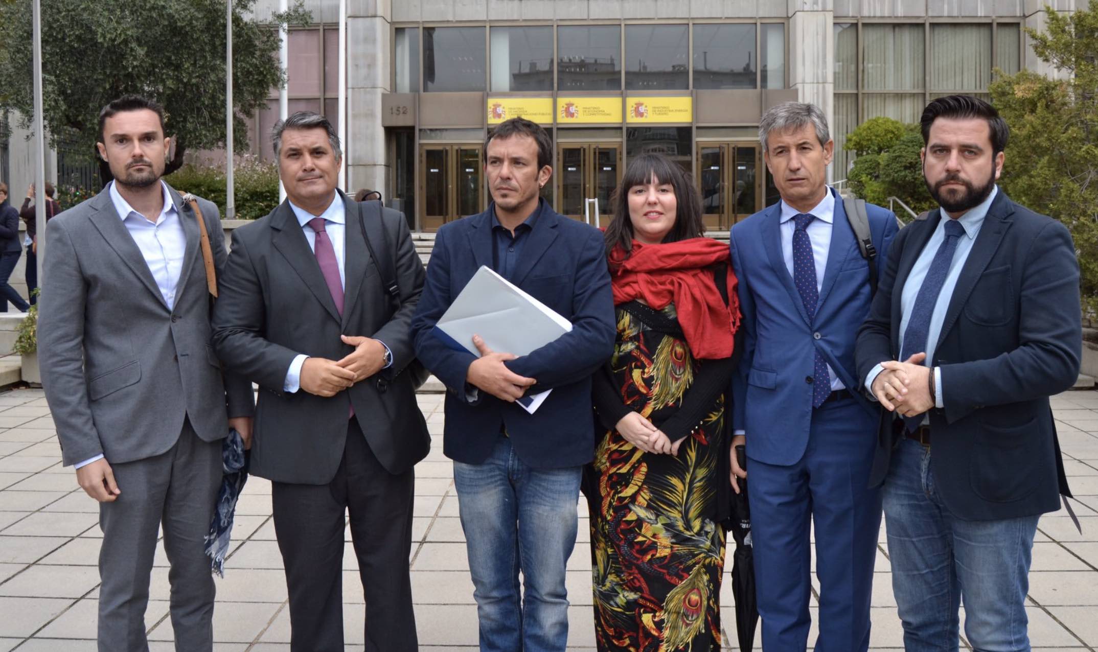 Romaní (segundo por la izquierda, en la imagen), junto al alcalde José María González y otros miembros de gobierno y oposición en Cádiz, en una reunión en Hacienda en 2016.