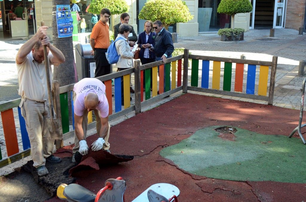 Técnicos municipales remodelando el parque infantil de la plaza del Progreso. 