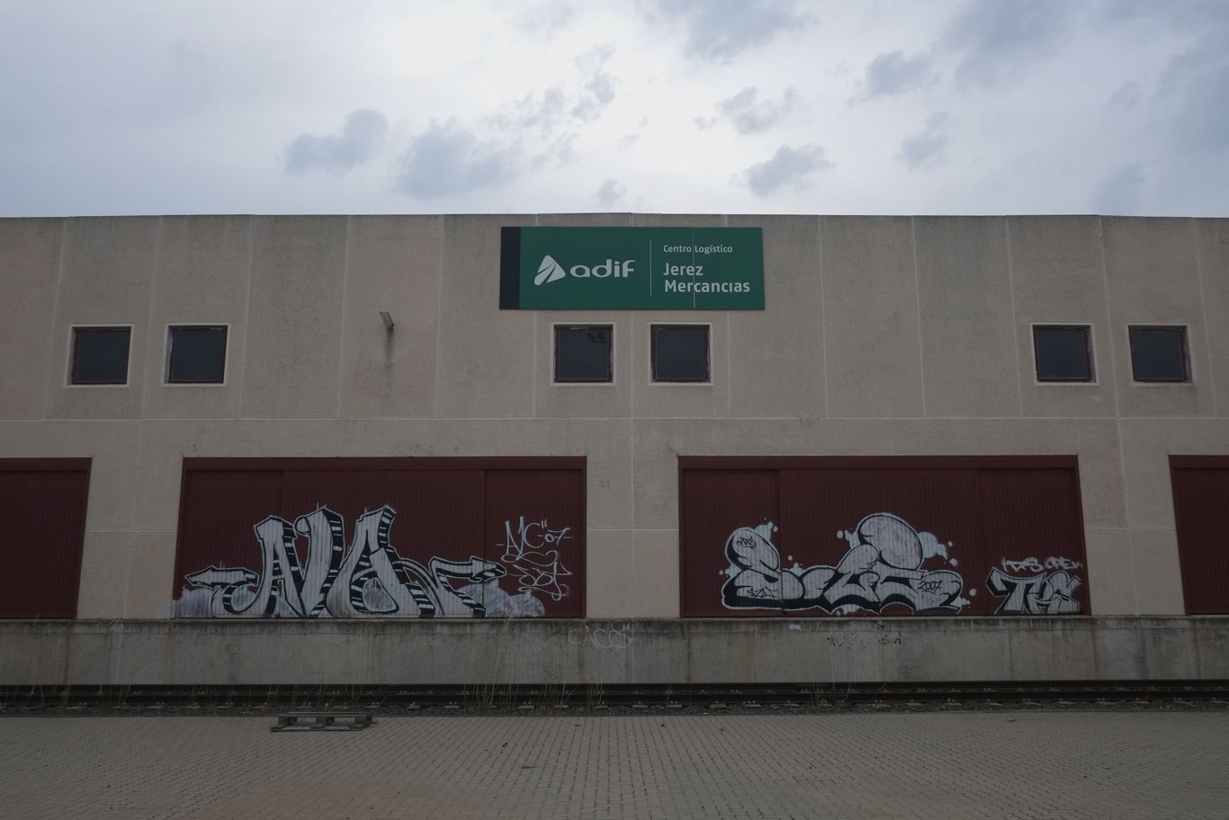 Vista actual de la estación de mercancías de la Ciudad del Transporte, totalmente en desuso desde hace años. FOTO: MANU GARCÍA.