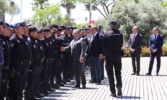 El ministro Zoido saluda a policías nacionales en un acto celebrado en Málaga.