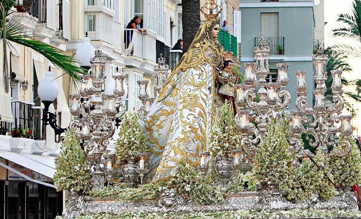 La Virgen del Rosario, por las calles de Cádiz, en una imagen retrospectiva.