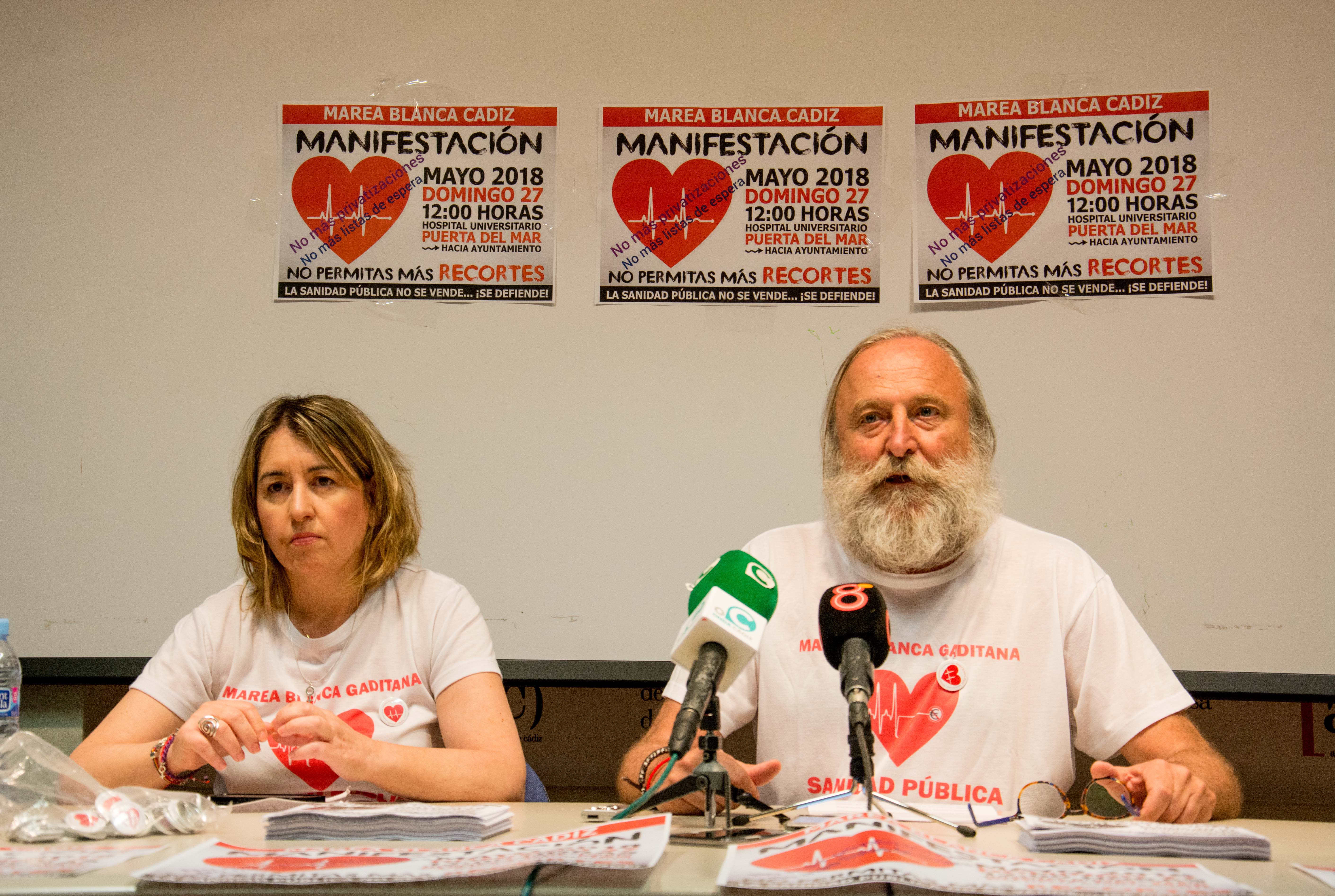 Pilar Bravo y Antonio Vergara, de la Marea Blanca de Cádiz, durante la rueda de prensa. FOTO: E.E. 