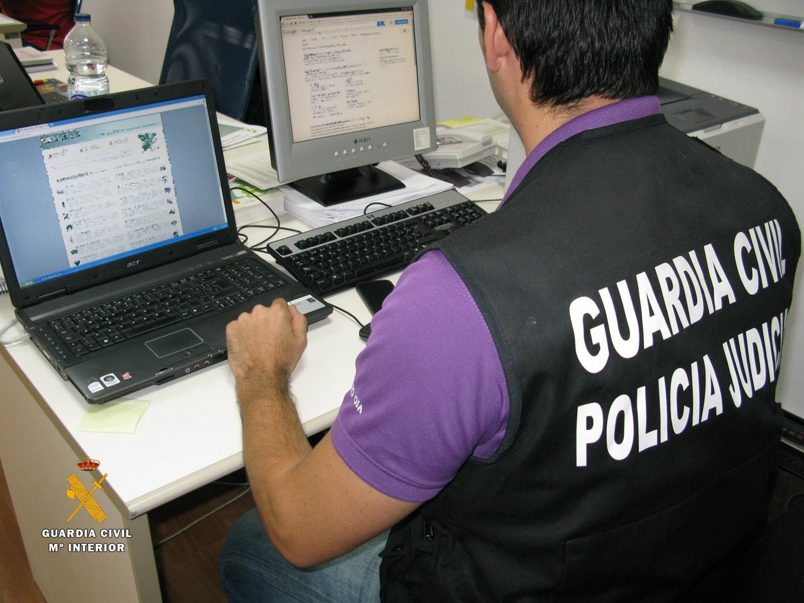 Un miembro de la Guardia Civil en plena investigación, en una imagen de archivo.