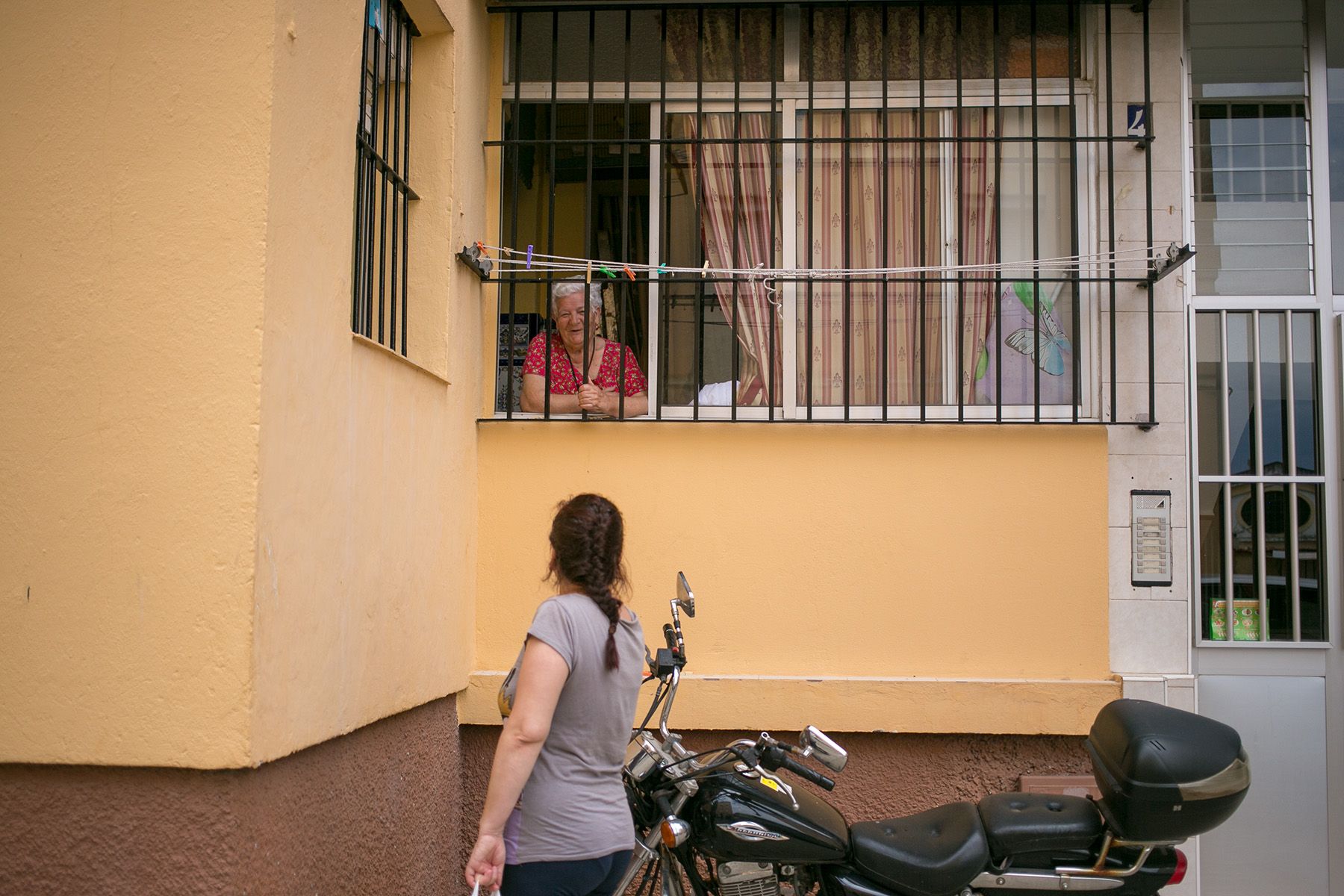 Dos vecinas en una barriada jerezana. FOTO: JUAN CARLOS TORO. 