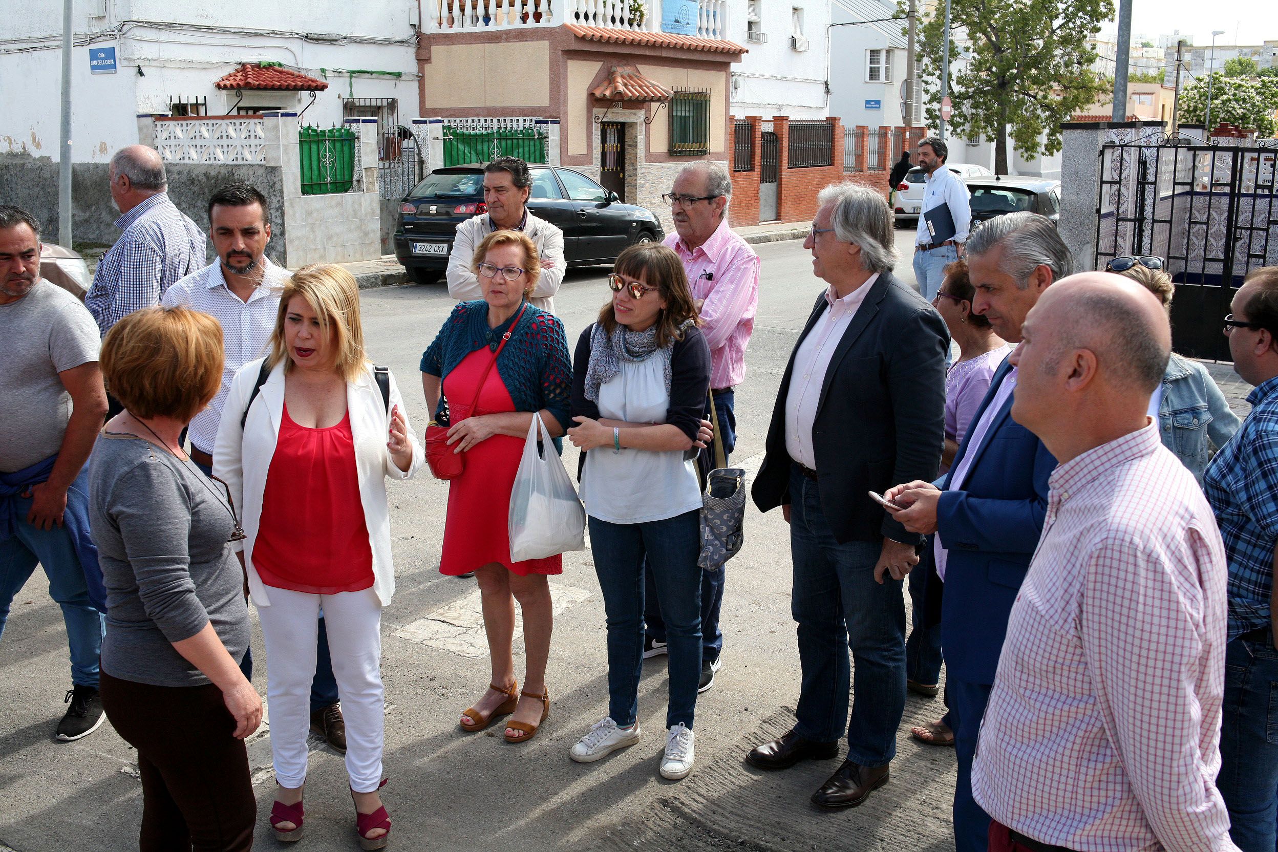 La alcaldesa y representantes del ejecutivo socialista, durante su visita a Federico Mayo.