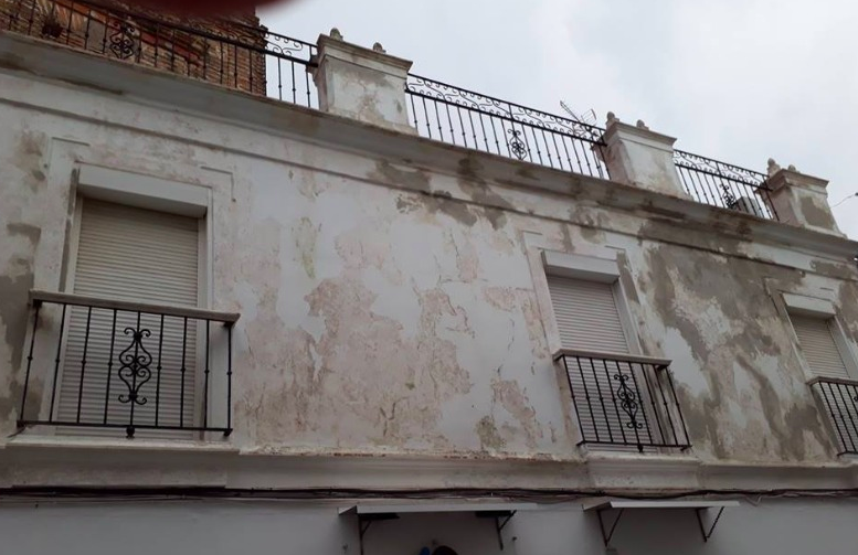 Aspecto de la fachada de la sede del PSOE en Medina, en el que se aprecian los trabajos ya realizados. FOTO: ANTONIO JOSÉ CANDÓN.