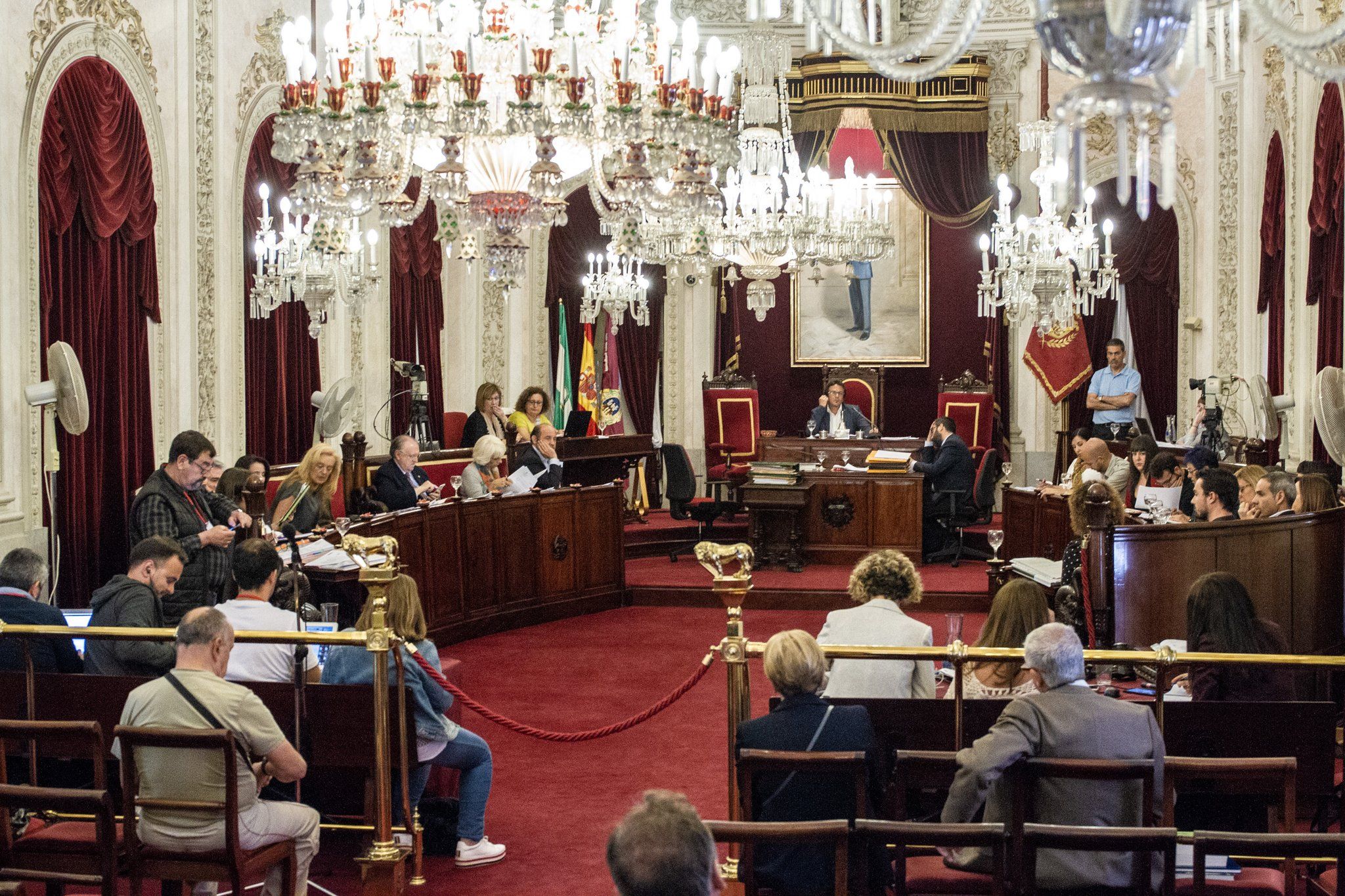 Un momento del pleno celebrado este viernes en el Ayuntamiento de Cádiz.